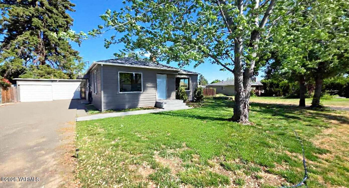 Property Photo:  1105 S 31st Ave  WA 98902 