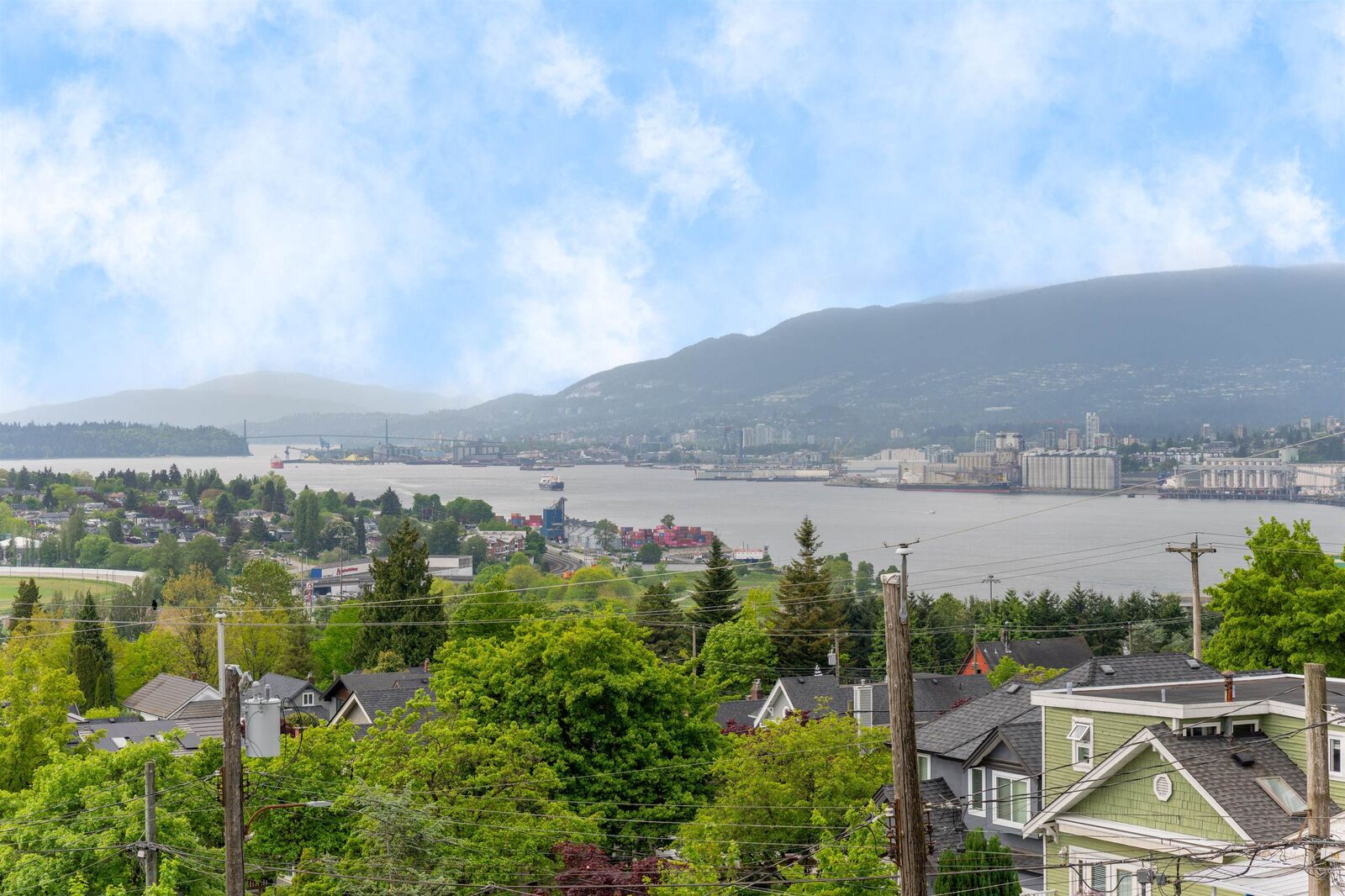 Property Photo:  3645 Dundas Street 2  BC V5K 1S3 