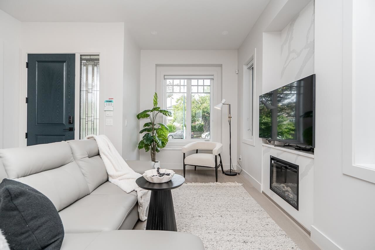 Property Photo:  48 E 57th Avenue  BC V5X 1S4 