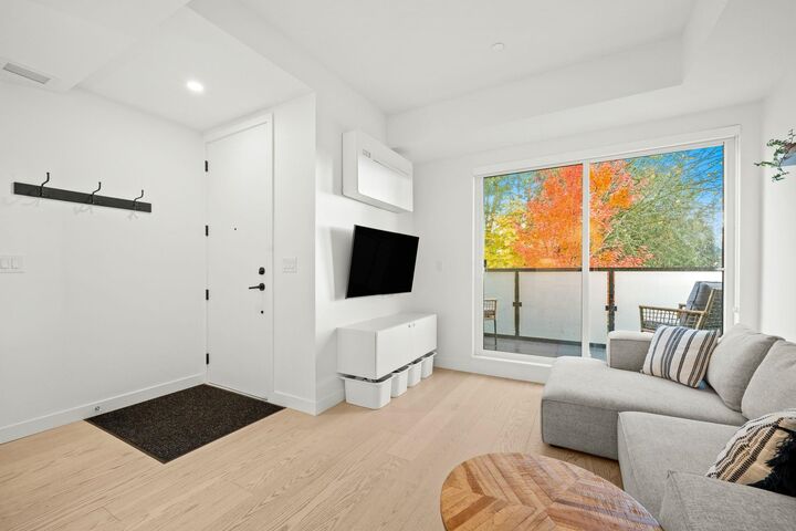 Property Photo:  650 E 2nd Street 107  BC V7L 1E3 