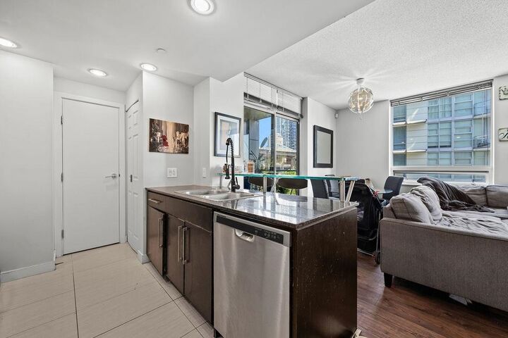 Property Photo:  633 Kinghorne Mews 806  BC V6Z 3H3 