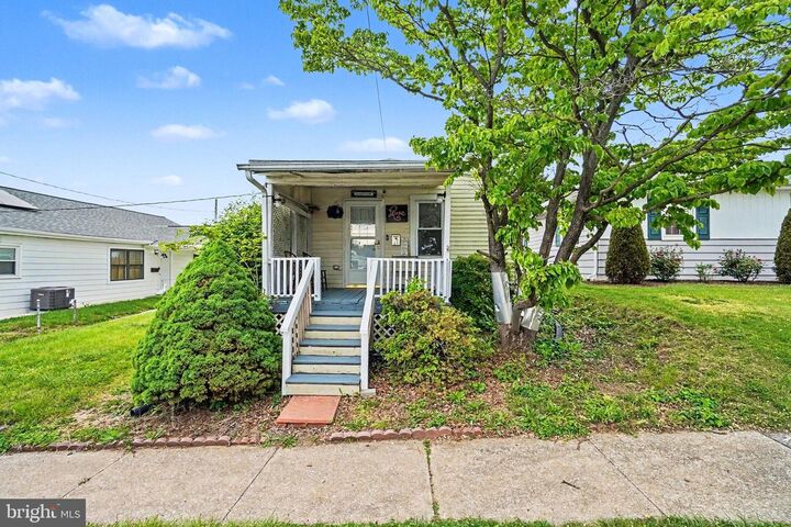 Property Photo:  17 W Pine Street  PA 17025 
