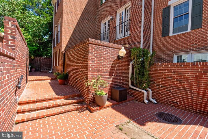 Property Photo: 1962 N Cleveland Street 1 VA 22201