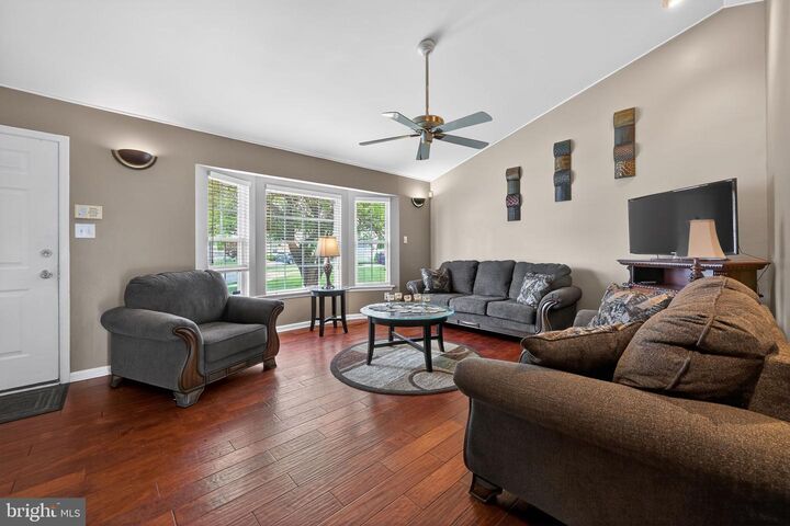 Property Photo:  6 Tulip Court  NJ 08096 