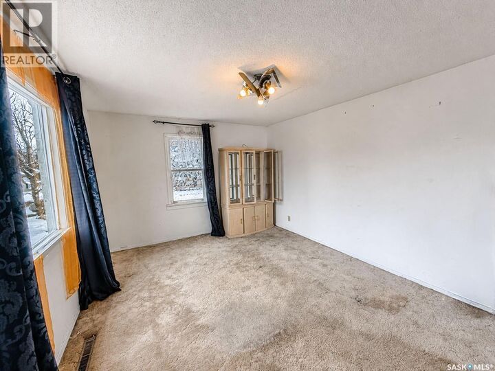Property Photo:  1915 15th Street W  SK S6V 3V1 