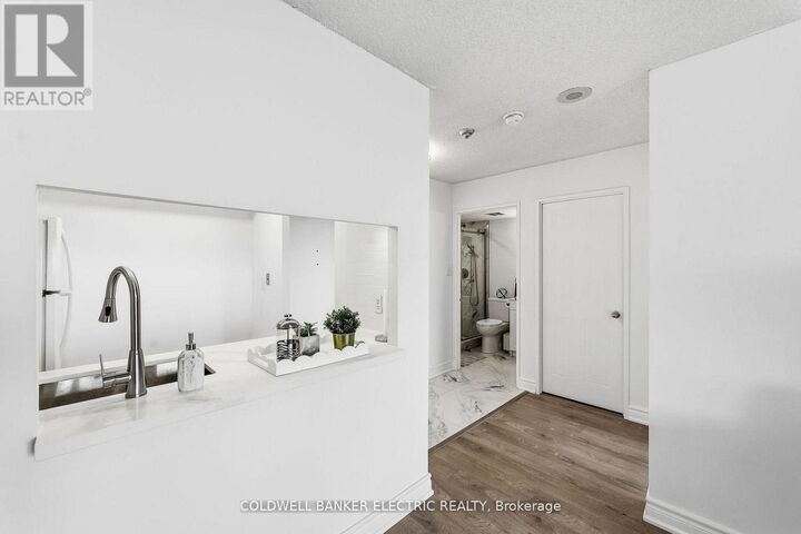 Property Photo:  2550 Lawrence Avenue East 815  ON M1P 4Z3 