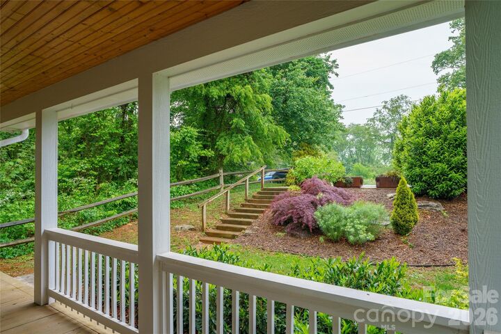 Property Photo:  221 Courtland Place  NC 28801 