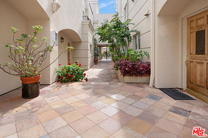 Property Photo:  1217 Yale St  CA 90404 