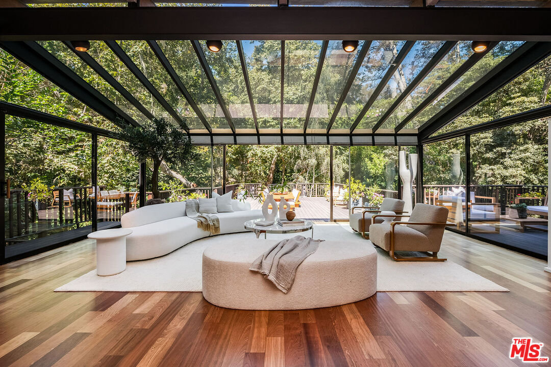 Property Photo:  681 Brooktree Rd  CA 90402 