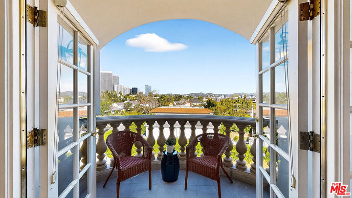 Property Photo:  9848 Vidor Dr  CA 90035 