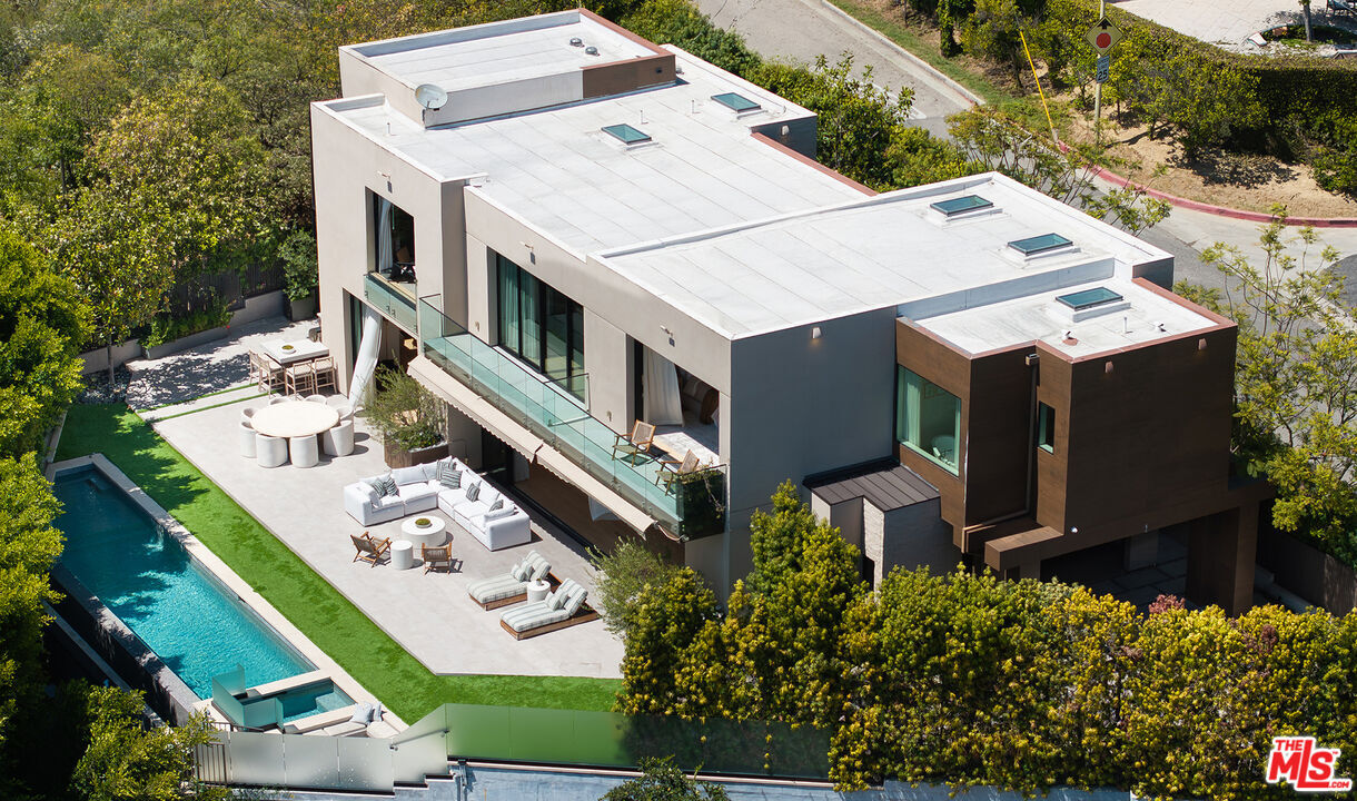 Property Photo:  815 N Tigertail Rd  CA 90049 