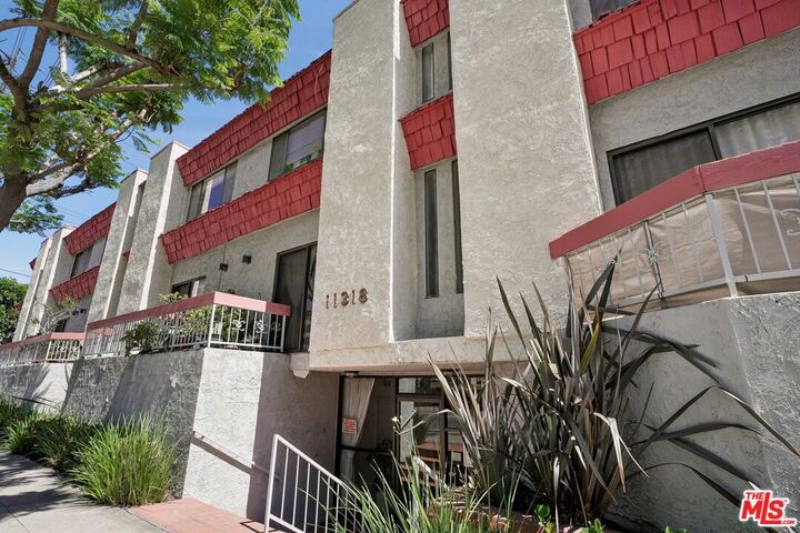 Property Photo:  11318 Ohio Ave  CA 90025 