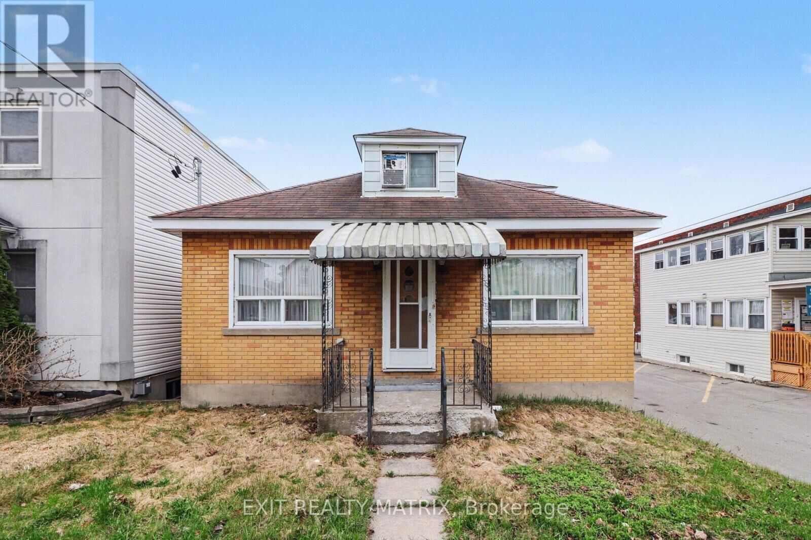 Property Photo:  314 Montfort Street  ON K1L 5N4 