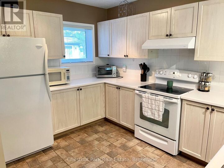 Property Photo:  812 Suncrest Circle  ON L9Y 5C7 