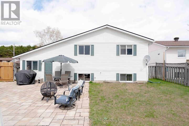 Property Photo:  9 Dutch Drive  ON K8H 3M2 