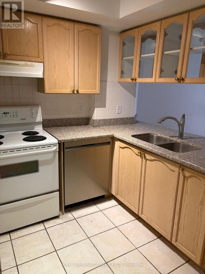 Property Photo:  909 Bay Street North 504  ON M5S 3G2 