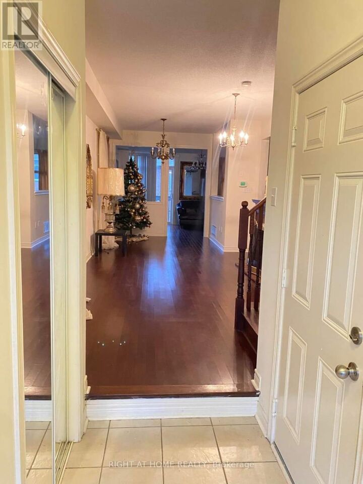 Property Photo:  3365 Stoney Crescent Upper  ON L5M 0N6 