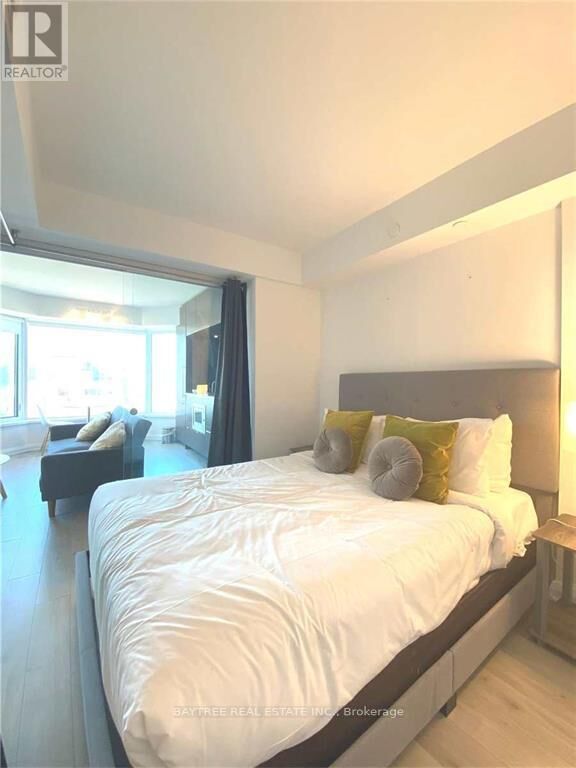 Property Photo:  155 Yorkville Avenue 620  ON M5R 0B4 