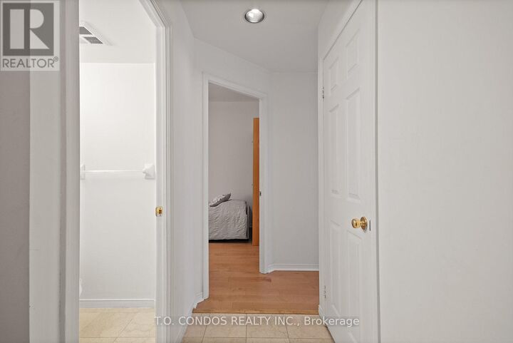 Property Photo:  909 Bay Street 1806  ON M5S 3G2 