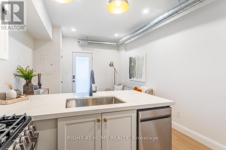 Property Photo:  113 Catharine Street North 1  ON L8R 1J5 