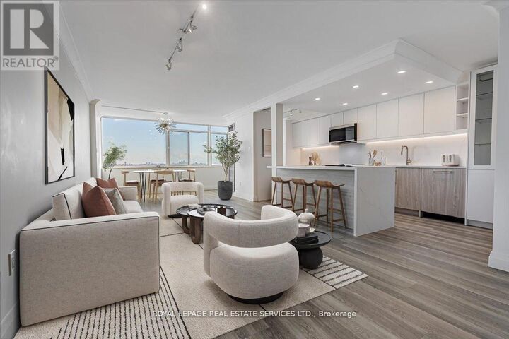 Property Photo:  3000 Bathurst Street 706  ON M6B 3B4 
