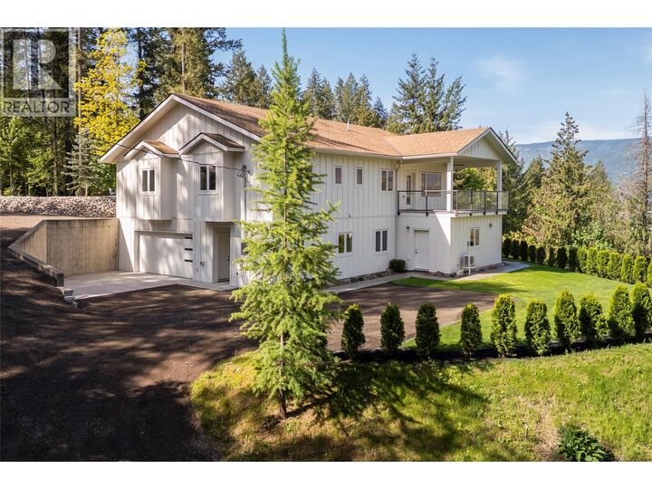 Property Photo:  633 9 Street Southeast  BC V1E 2C2 