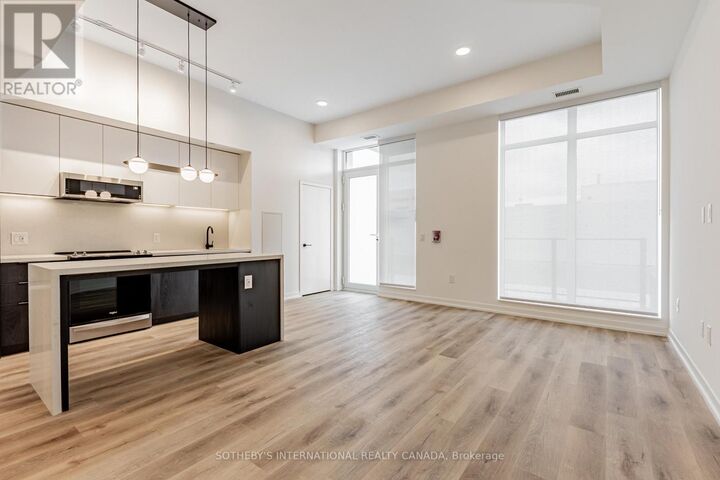 Property Photo:  5 York Garden Way Th104  ON M6A 2V1 