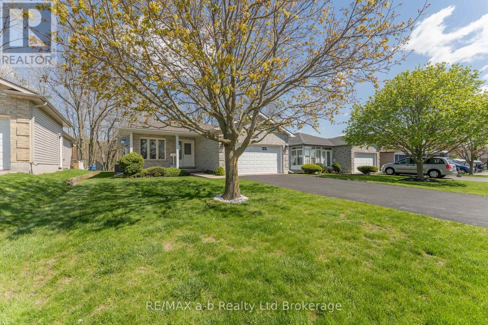 Property Photo:  44 Beech Boulevard  ON N4G 5R8 