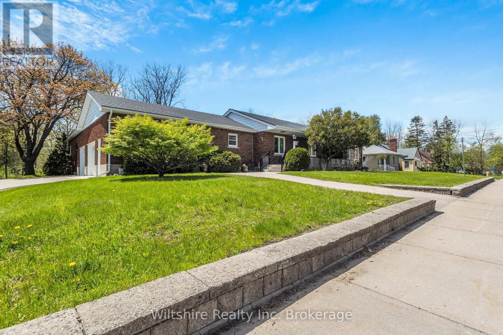 Property Photo:  427 Broadway Street  ON N4G 3S8 