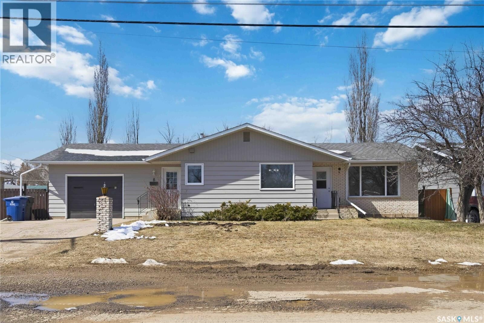 Property Photo:  8 Park Avenue  SK S0K 2L0 