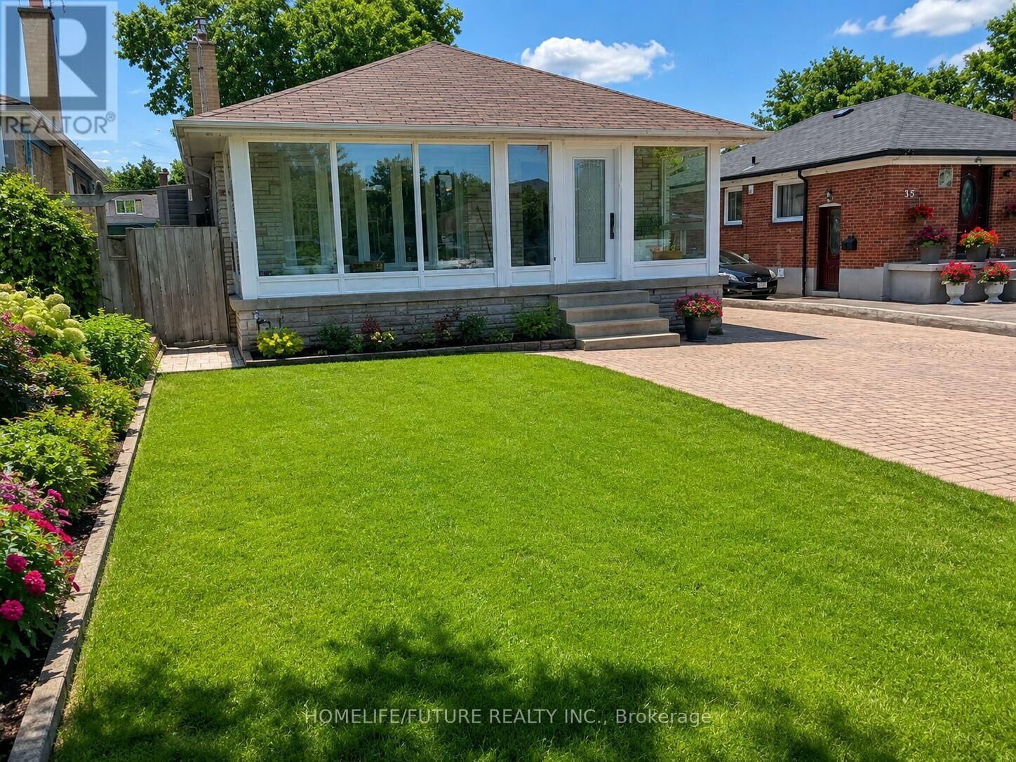 Photo de la propriété:  37 Miramar Crescent Upper  ON M1J 1R3 