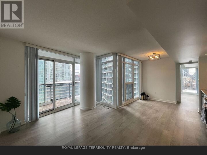 Property Photo:  8 Telegram Mews Drive 1009  ON M5V 3Z5 
