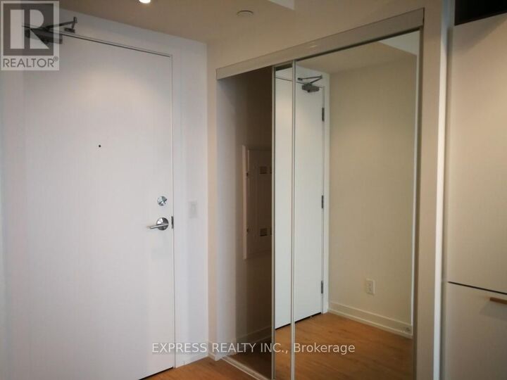Property Photo:  85 Wood Street 4207  ON M4Y 0E8 