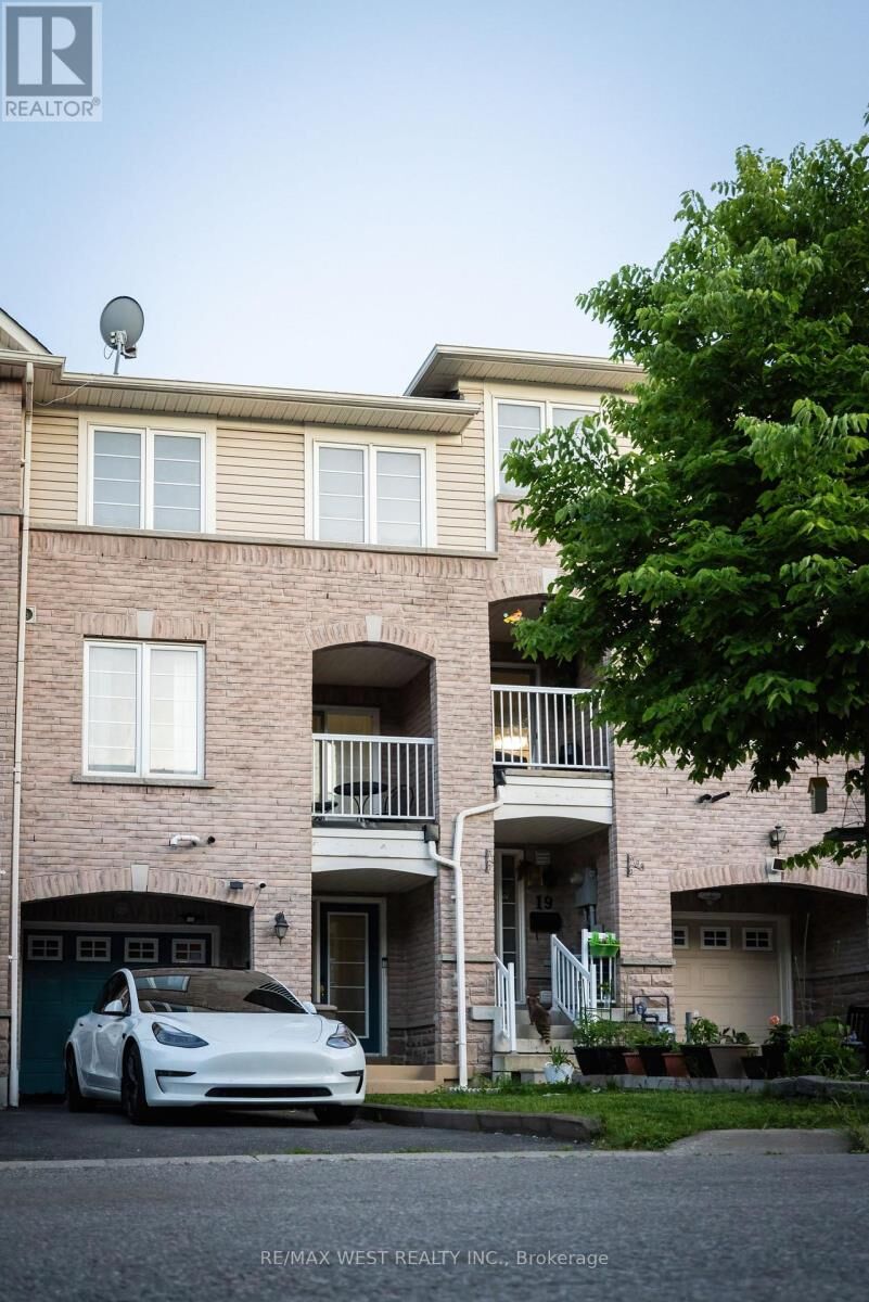 Property Photo:  17 Thornharrold Street  ON L1S 0B5 