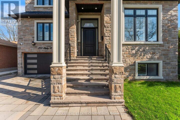 Property Photo:  252 Paisley Boulevard West  ON L5B 2A4 