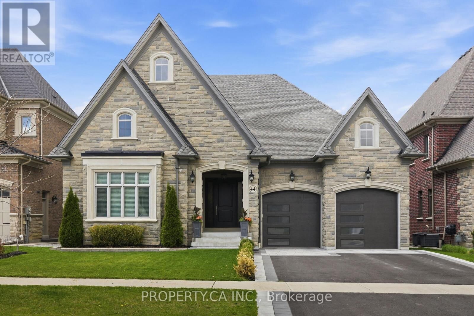 Property Photo:  44 Hogan Court  ON L7B 0M1 