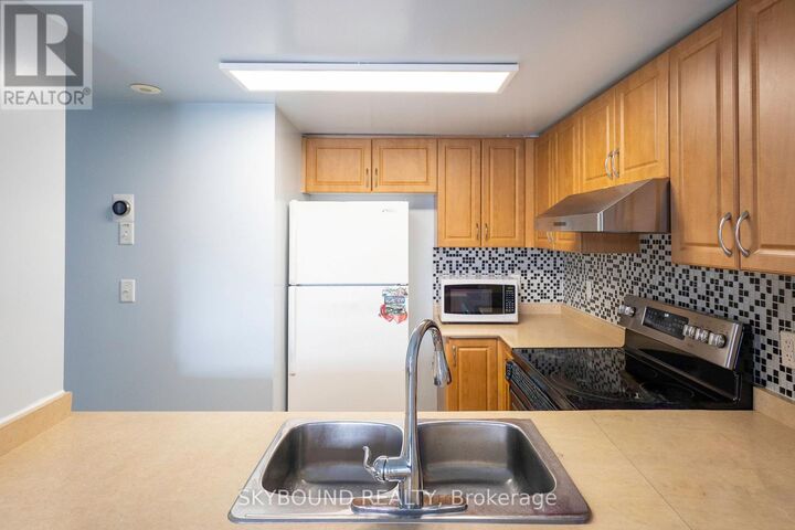 Property Photo:  3043 Finch Avenue West 2033  ON M9M 0A4 