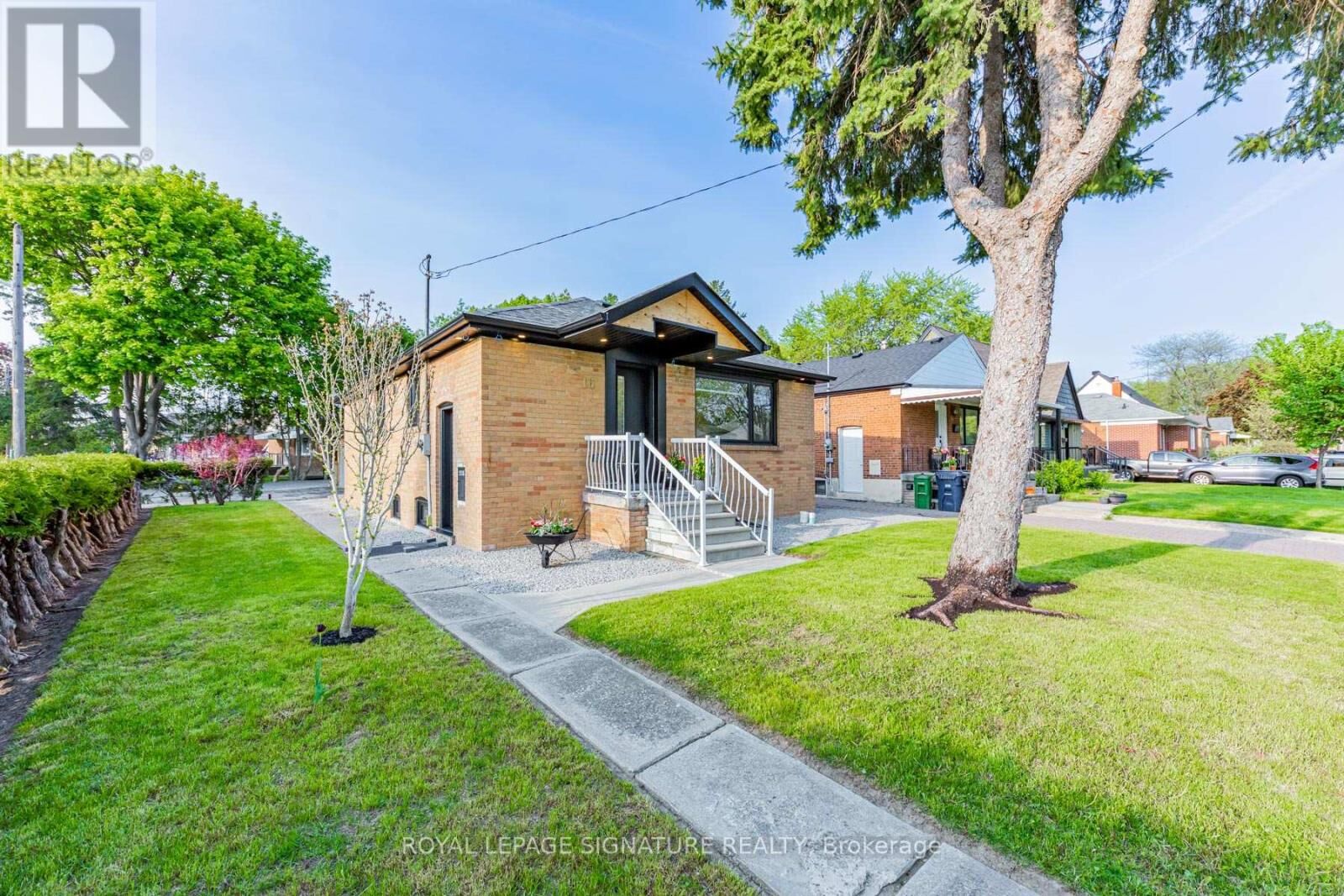 Property Photo:  16 Boem Avenue  ON M1R 3T1 