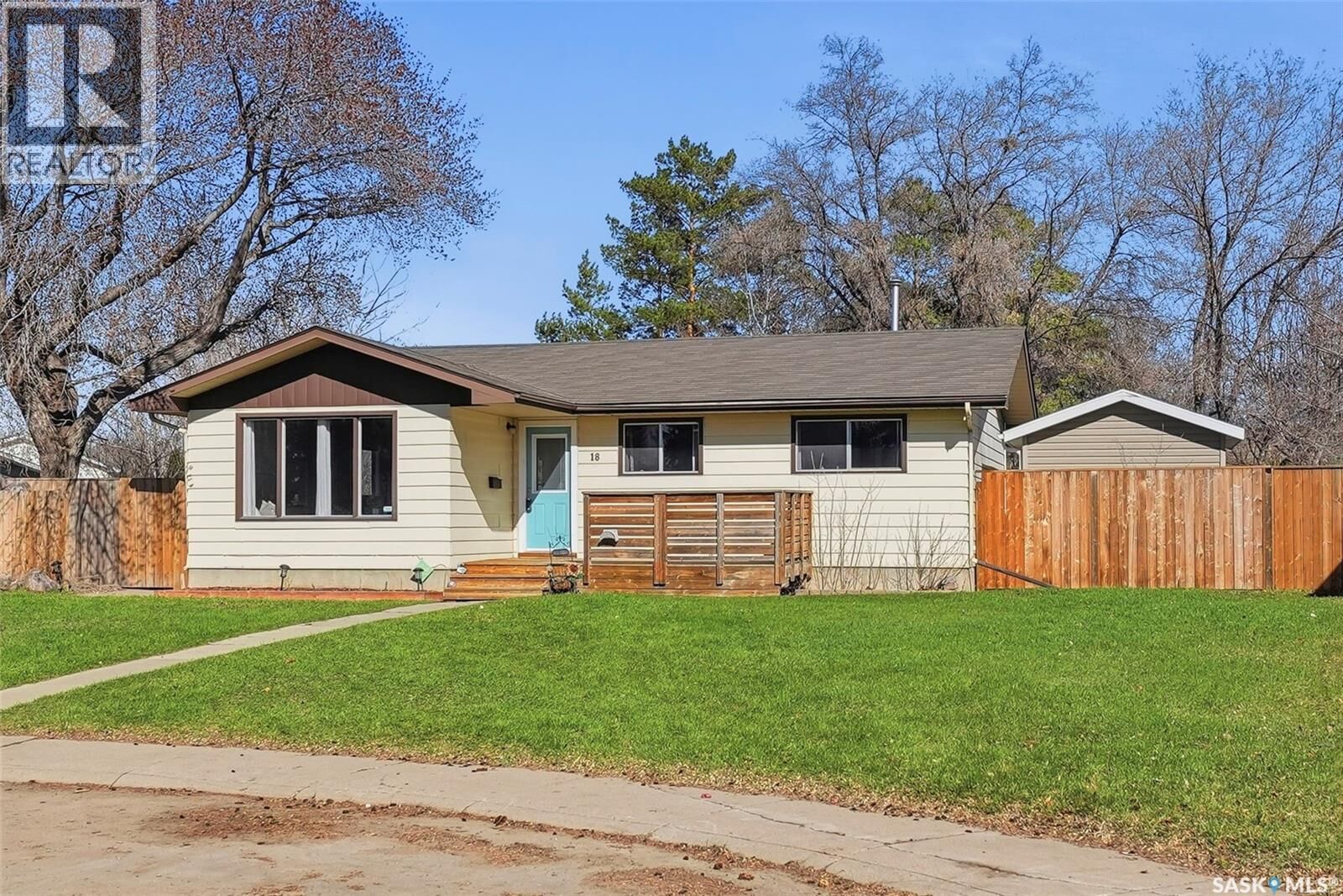 Property Photo:  18 Mackie Crescent  SK S7L 3V3 