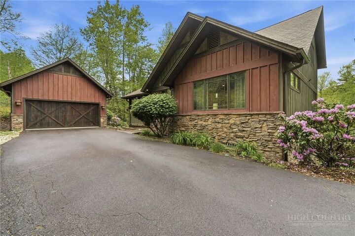 Property Photo:  405 Woodlake Loop Road  NC 28622 