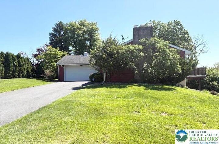 Property Photo:  34 Stonecroft Drive  PA 18045 