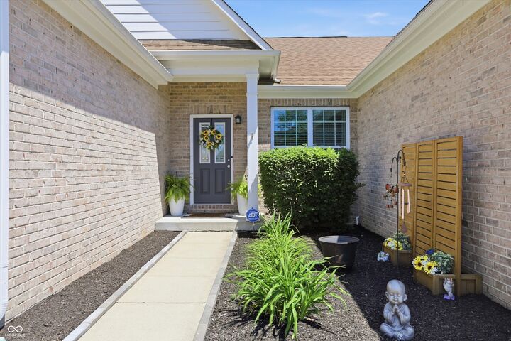 Property Photo: 4323 Raintree Boulevard IN 46143