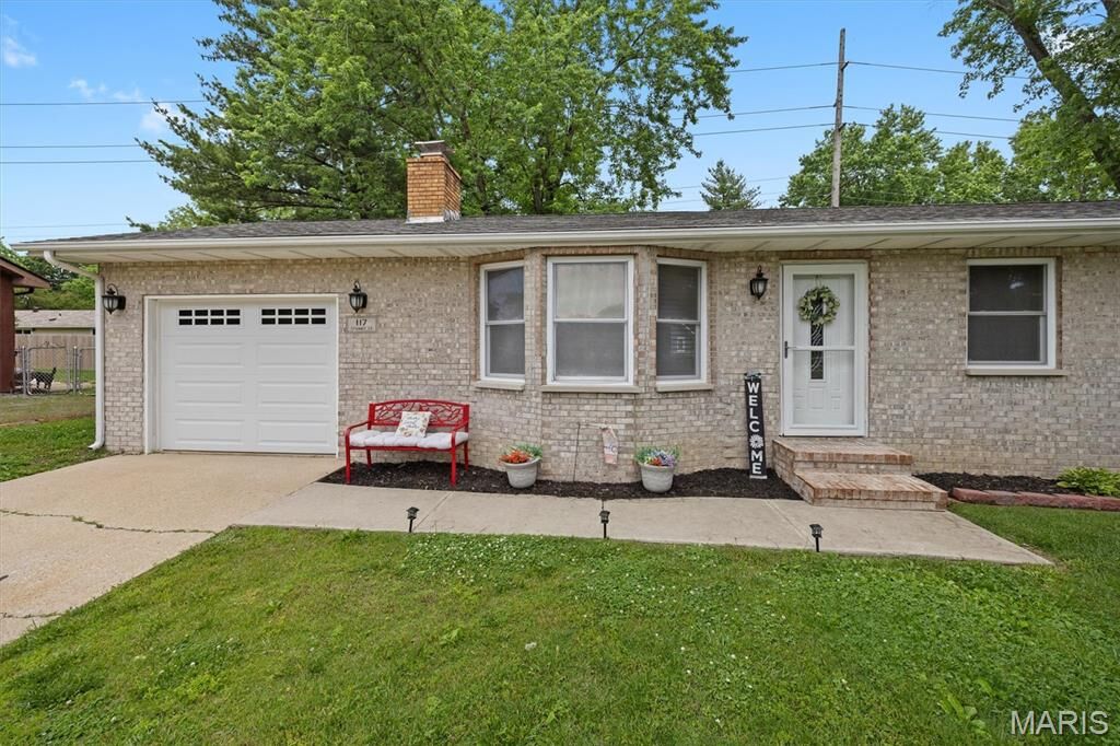 Property Photo:  117 Stuart Street  IL 62010 