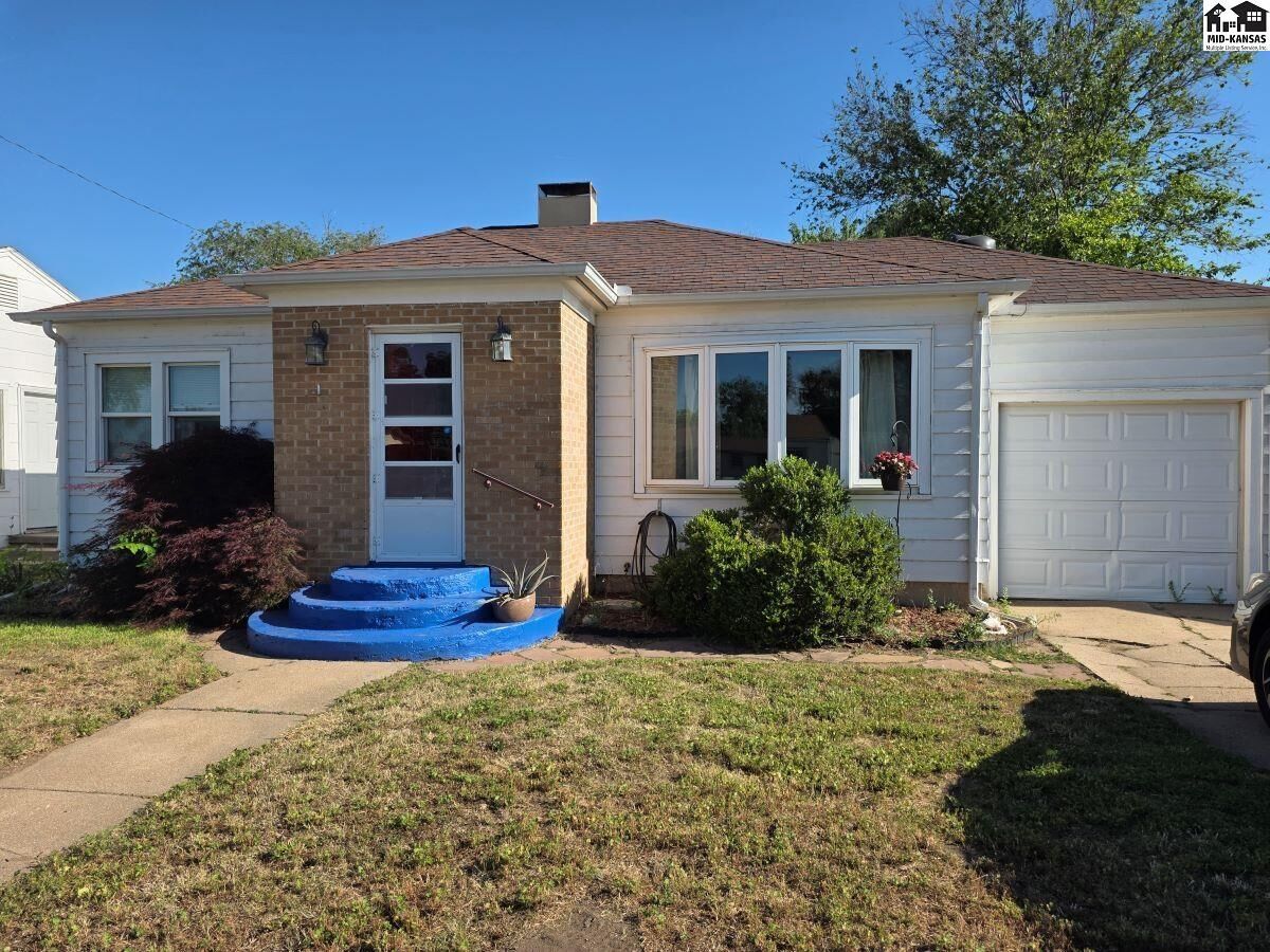 Property Photo:  1109 E 6th Ave  KS 67501 