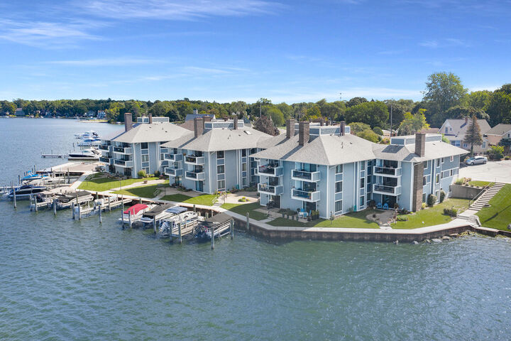 Property Photo:  400 Lakeview Court  MI 49456 