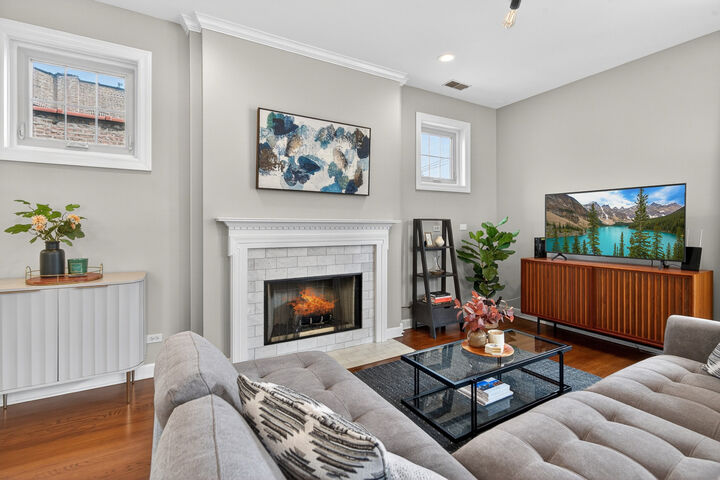 Property Photo: 1041 N Leavitt Street 2 IL 60622