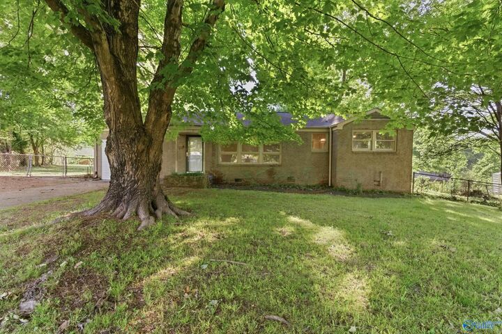 Property Photo:  2217 Barrywood Circle NW  AL 35810 