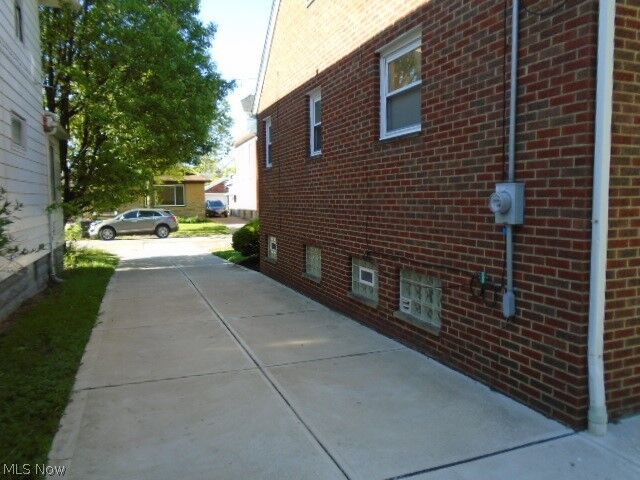 Property Photo:  18909 Pawnee Avenue  OH 44119 