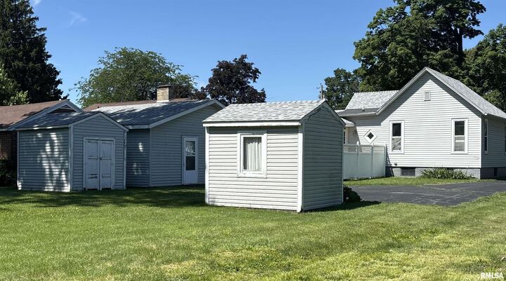 Property Photo: 1303 N Kellogg Street IL 61401