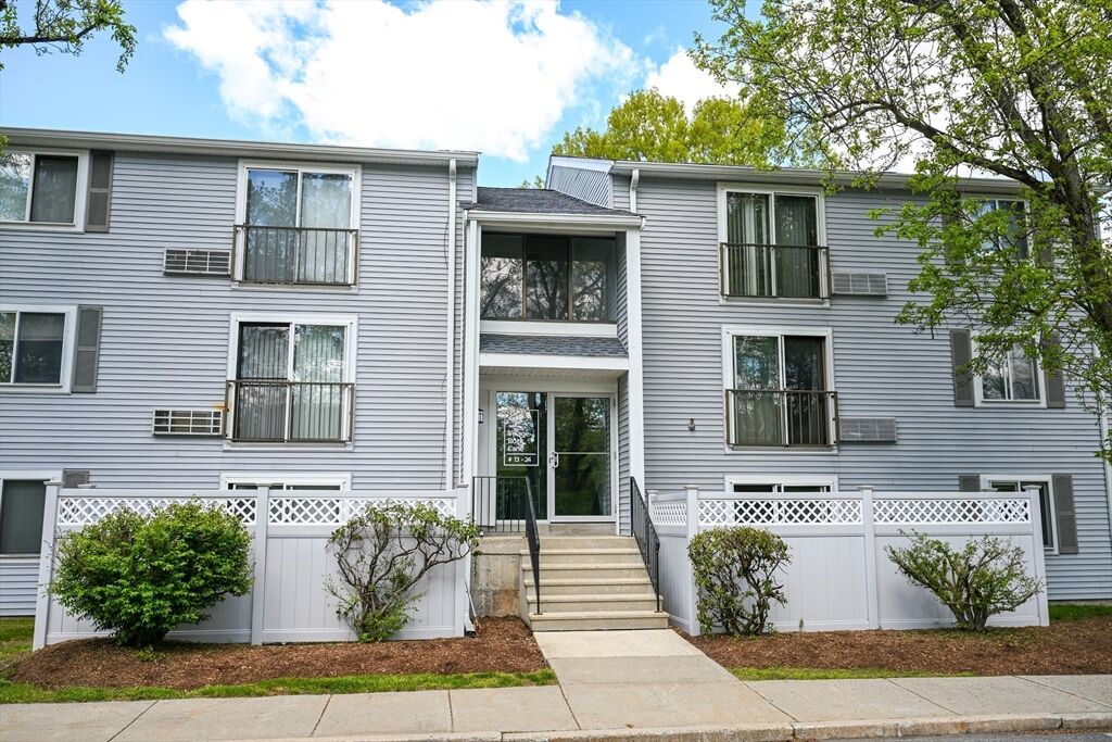 Property Photo:  5 Village Rock Ln 15  MA 01760 